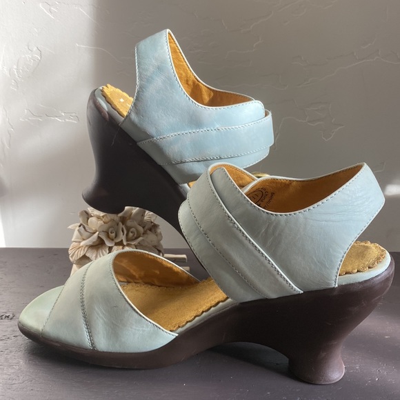 like NEW womens size 11 John Fluevog Sandals Friends are made for Life Size 11 - Picture 4 of 16